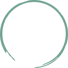 Ein handgezeichneter grüner Kreis mit rauen Kanten auf weißem Hintergrund, der an einen Pinselstrich oder einen Tintenkreis erinnert. Der Kreis ist nicht ausgefüllt und leicht uneben, was ihm ein künstlerisches, organisches Aussehen verleiht.