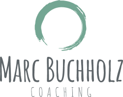 Logo für Marc Buchholz Coaching mit einem grünen, pinselstrichartigen Kreis über dem Namen "Marc Buchholz" in fetten, grauen Buchstaben, darunter das Wort "Coaching" in hellerem Grau.