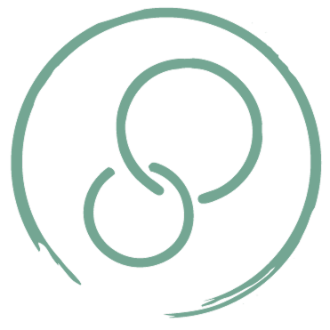 Eine minimalistische grüne Linienzeichnung von zwei ineinandergreifenden Kreisen innerhalb eines größeren, ungleichmäßigen kreisförmigen Umrisses auf hellem Hintergrund.